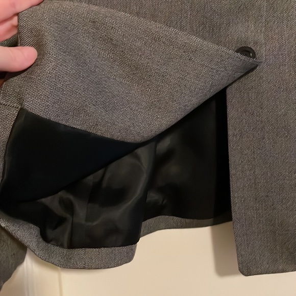 Liz Claiborne Gray Herringbone Wool Blazer. Size 4. - Picture 5 of 10